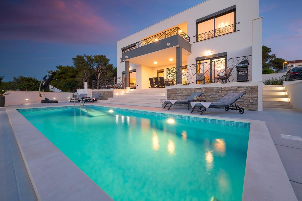 Vila Allure Sutivan